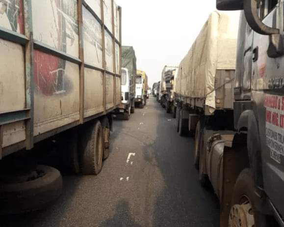 ENOUGH!!! Tanker Drivers Block Lagos-Benin Expressway Over Killing Of Two Drivers Allegedly By Fulani Herdsmen, Demands Obaseki’s Presence Before Vacating The Road