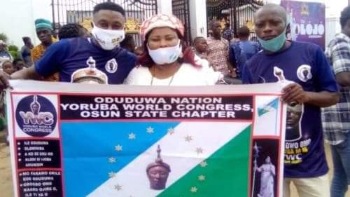 OMG!!! Yoruba Youths Remove Nigerian Flag, Hoist Oduduwa Republic Flags 