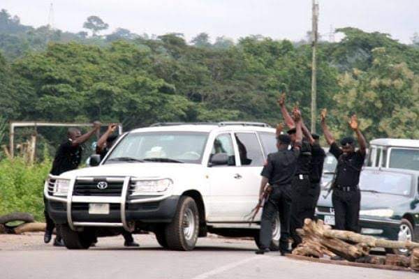 HABA!!! Attack By Unknown Gunmen: Police Dismantle All Checkpoints In This Town