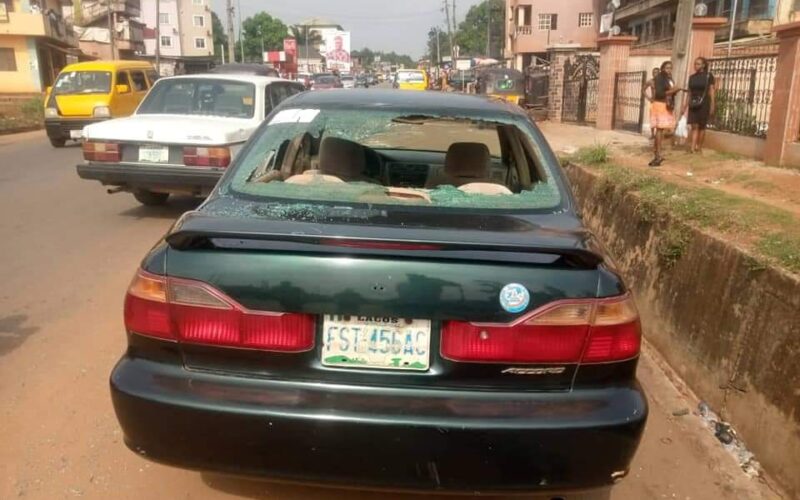 BREAKING NEWS: Tension As Unknown Gunmen Destroy Vehicles At Anambra Hoist Biafran Flag