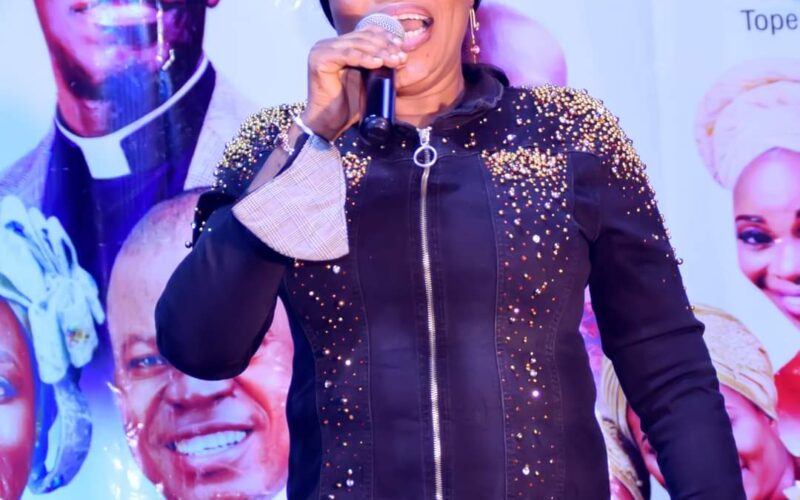 Tope Alabi blasts Yinka Alaseyori over #Oniduromi song