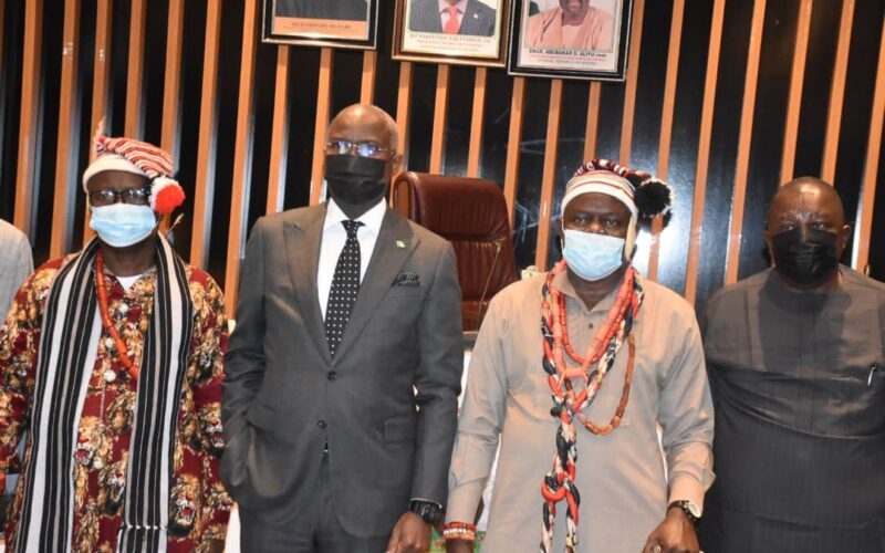 Though we have scarce resources, I will do everything possible to reconstruct Umuahia-Ohafia-Arochukwu road – Fashola assures Ohafia leaders