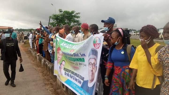 VIDEO: Buhari hails jubilant crowd in Imo as residents line up to welcome him on arrival