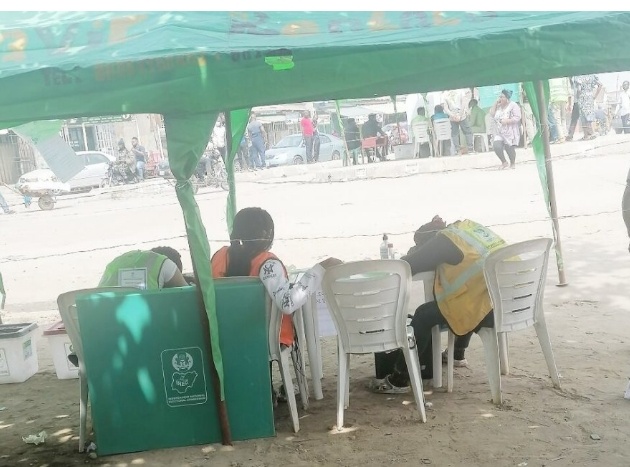 FCT Polls: INEC Officials Sleep As BVAS Malfunction, Low Voter Turnout Mar Process In Gwarinpa, Lugbe, Kubwa