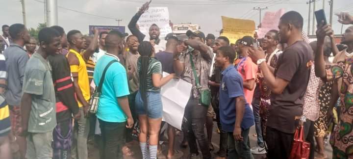 ASUU strike: Ondo students block Akure/Ilesa road (Photos)