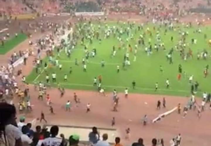 BREAKING: Angry fans invade Abuja Stadium as Nigeria fail to qualify for 2022 World Cup (Watch Video)