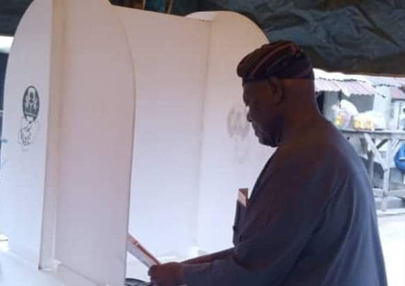 Osun Guber: APC floors PDP in Bisi Akande’s polling unit
