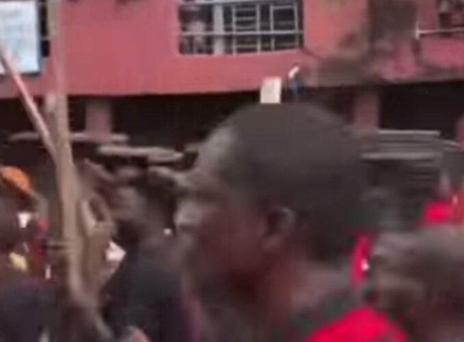 Chaos at Alaba International market in Lagos as traders clash with area boys (Video)