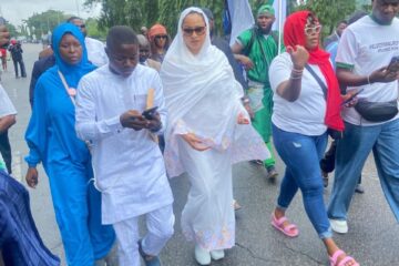 BREAKING: Senator Natasha Treks to National Assembly Amid Tight Security, Joined by Aisha Yesufu, Rights Activists